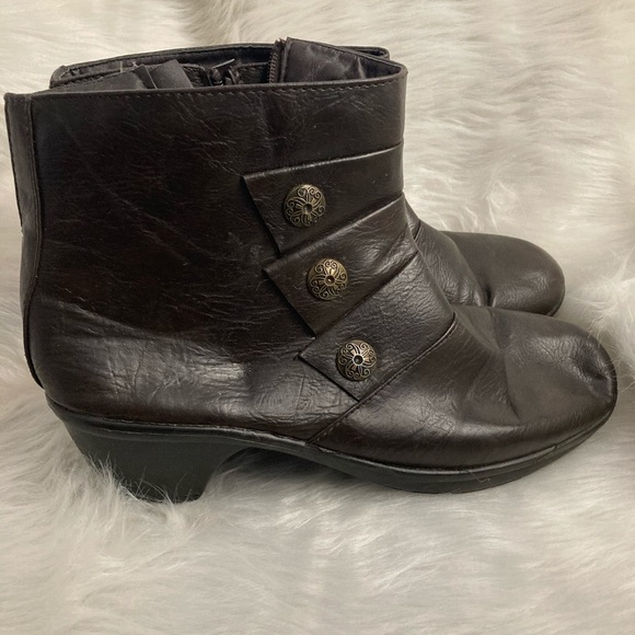 Woman’s size 10W Ankle Boots with Button Accents - Picture 2 of 7
